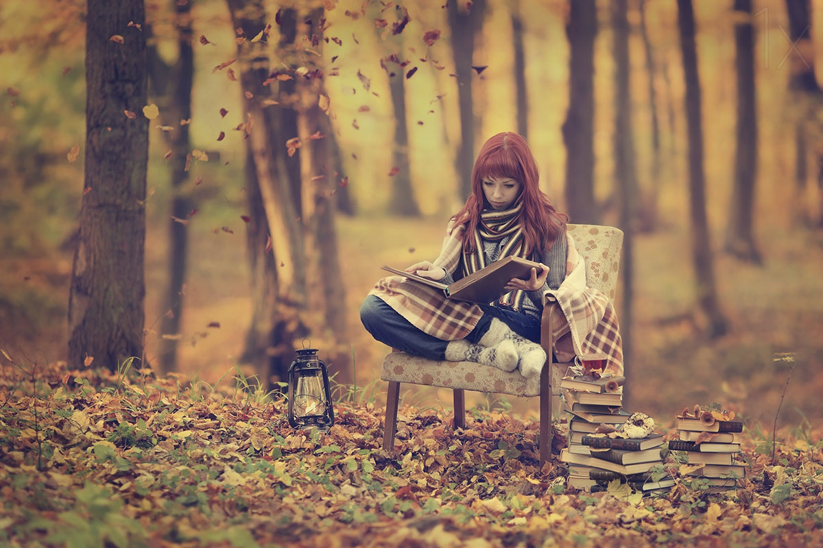 Фотосессия с книгами осенью