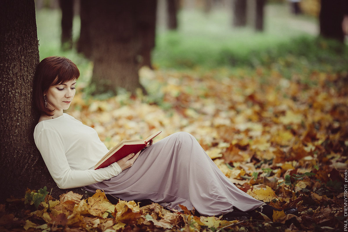 Фотосессия с книгами осенью